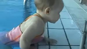 Ta 21-miesięczna dziewczynka uczy się pływać. To jedno z najpiękniejszych nagrań